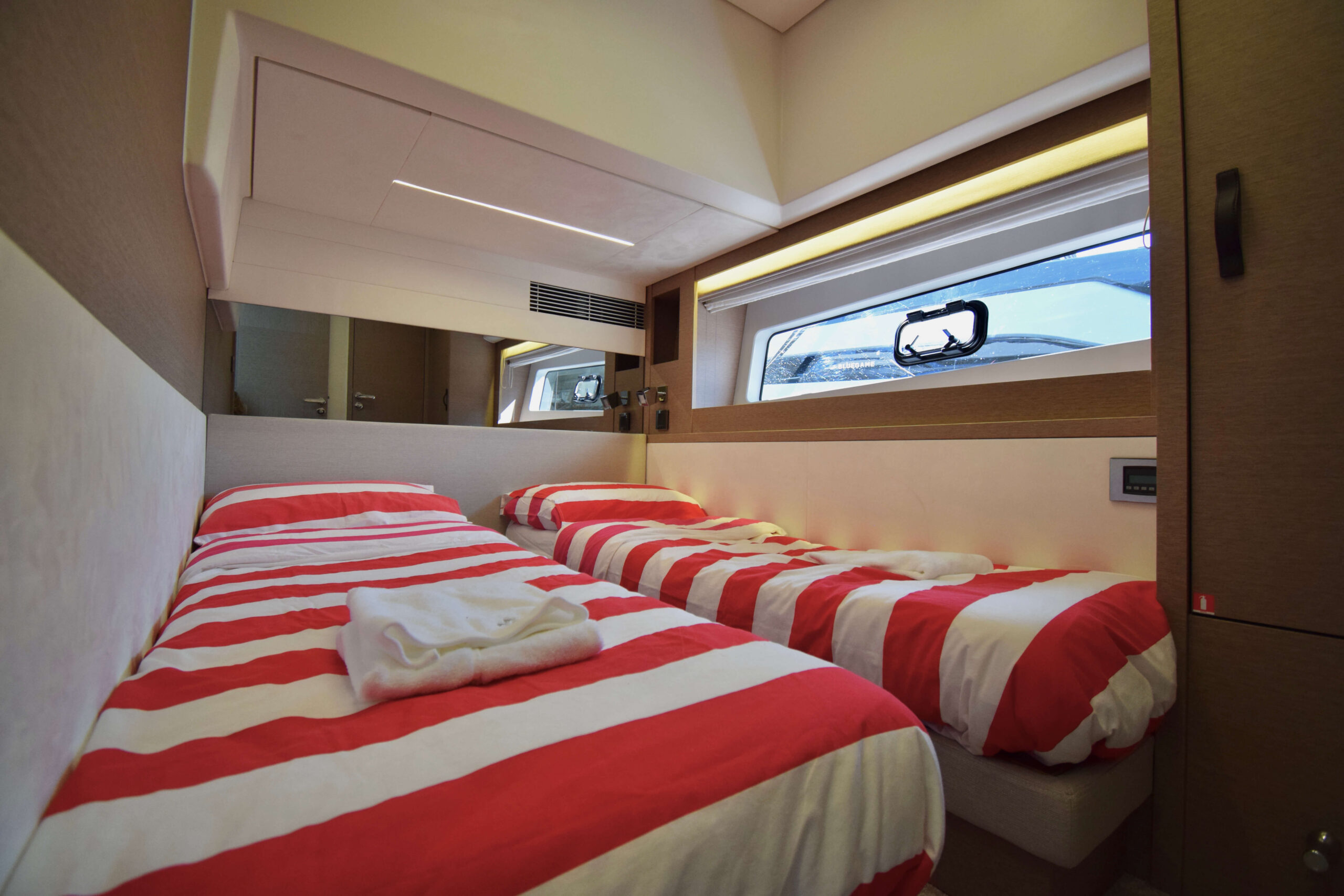 foto: 28 Prestige 590 Flybridge #19