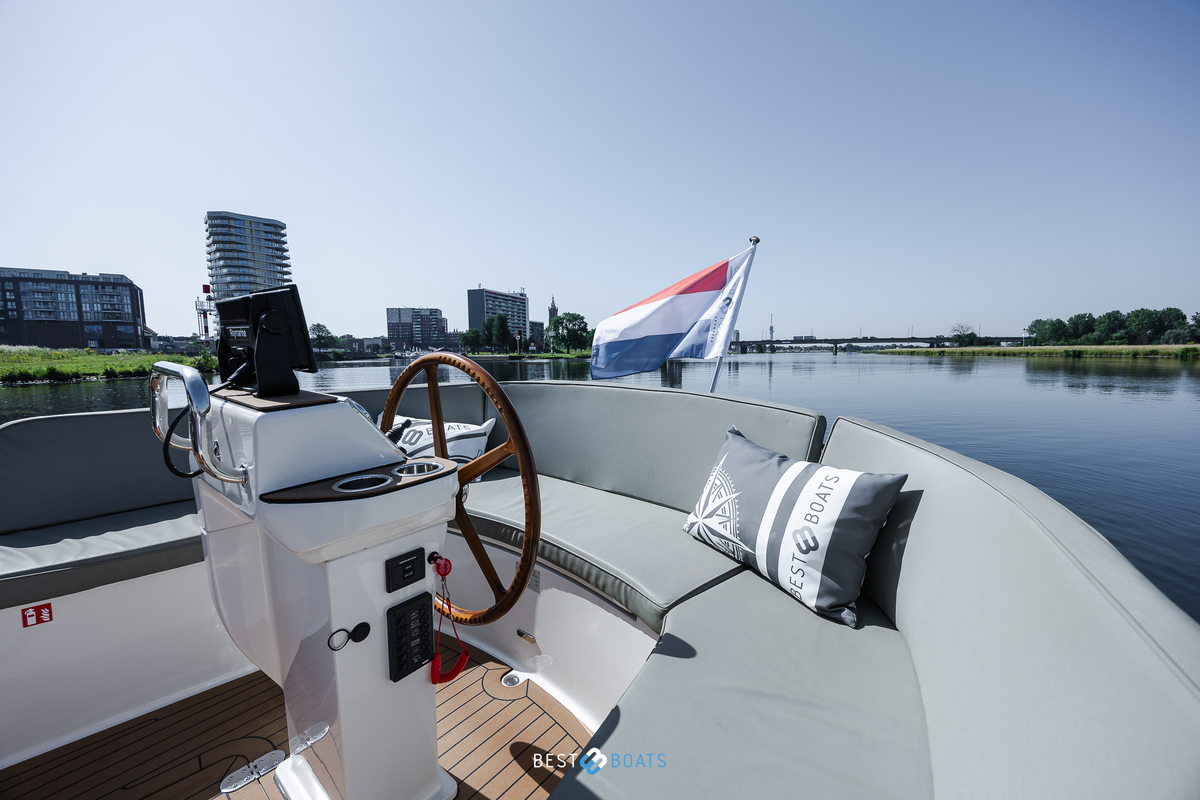 foto: 16 Interboat Intercruiser 27 Cabin