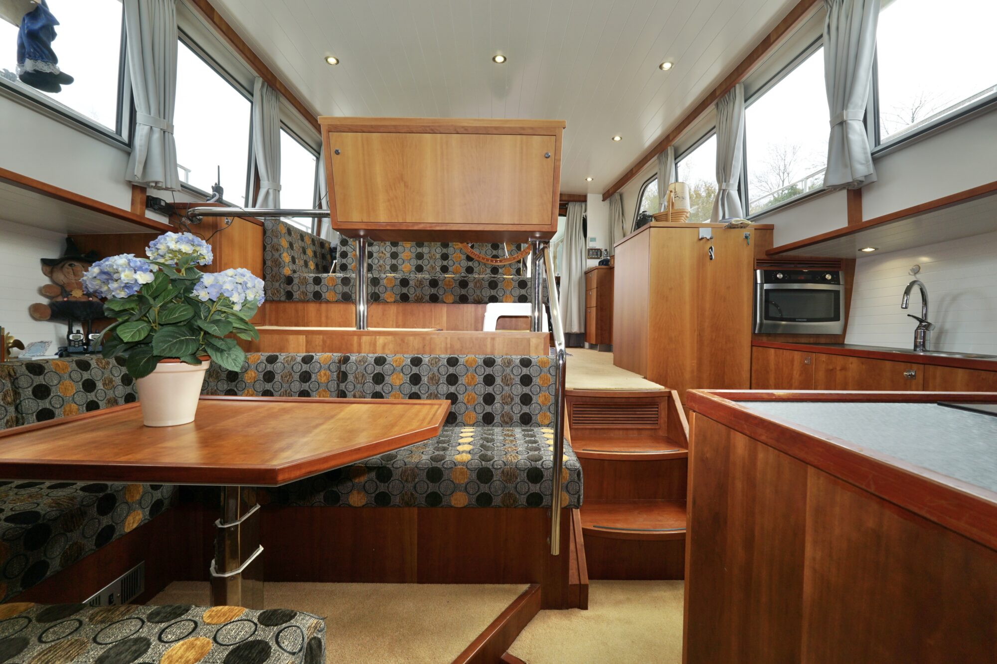 foto: 113 Serious Yachts Serious Yachts Gently Low Bridge 45 Sedan