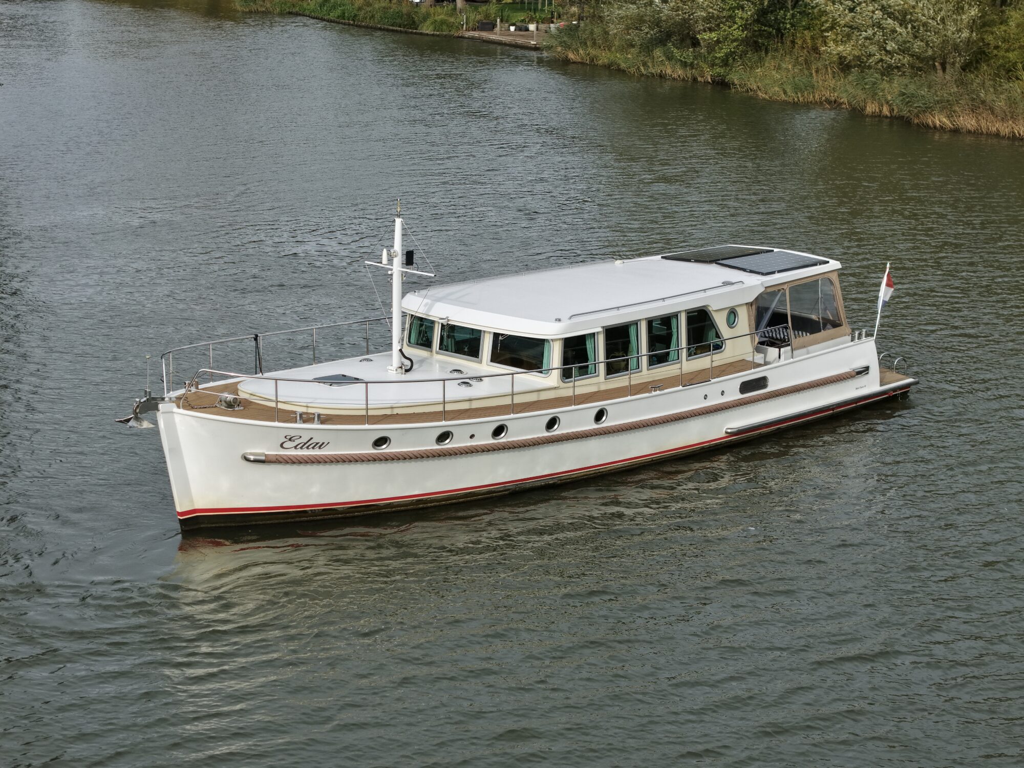 foto: 4 Serious Yachts Serious Yachts Gently Low Bridge 45 Sedan