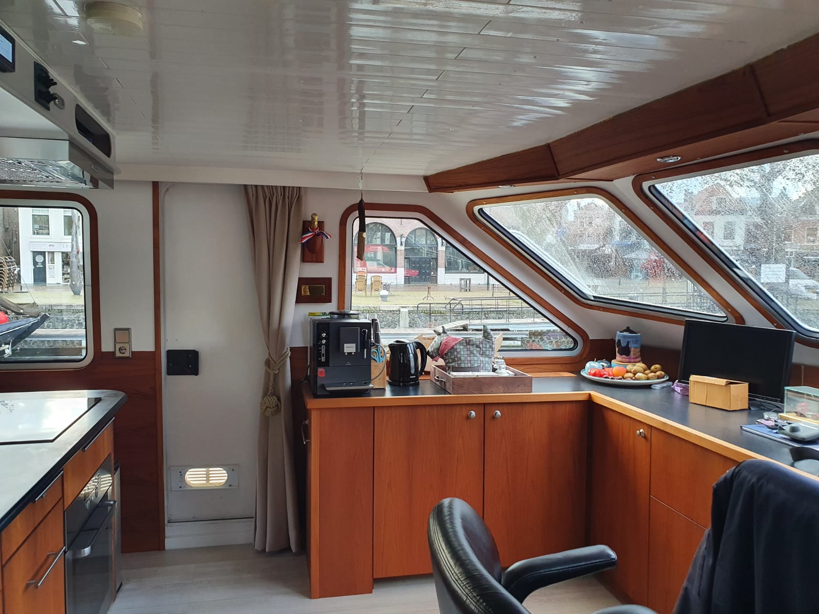 foto: 32 Jacabo 2300 (Varend woonschip)