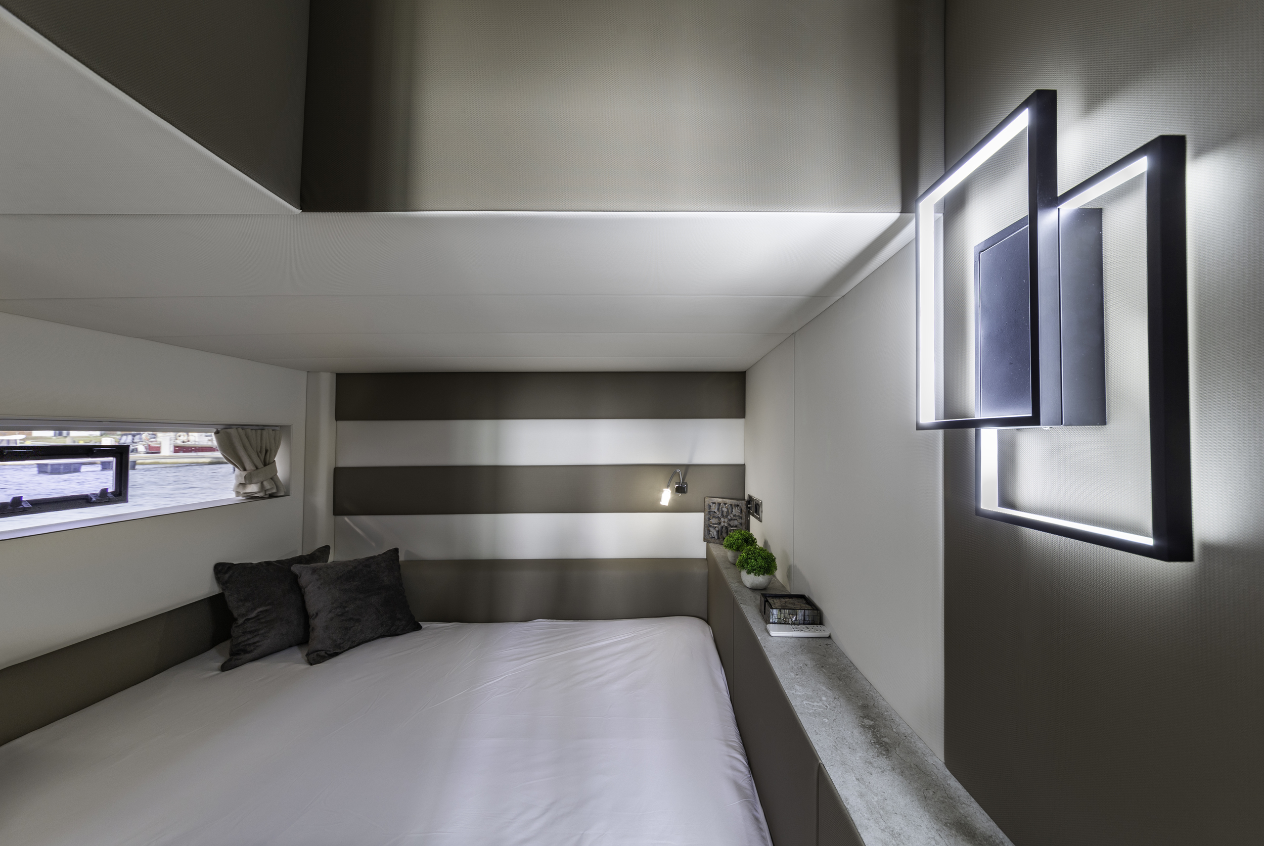 foto: 25 Nomadream Cat-House 1200 Double Decker Houseboat