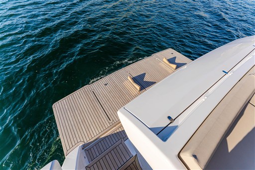 foto: 18 Ferretti Yachts 550