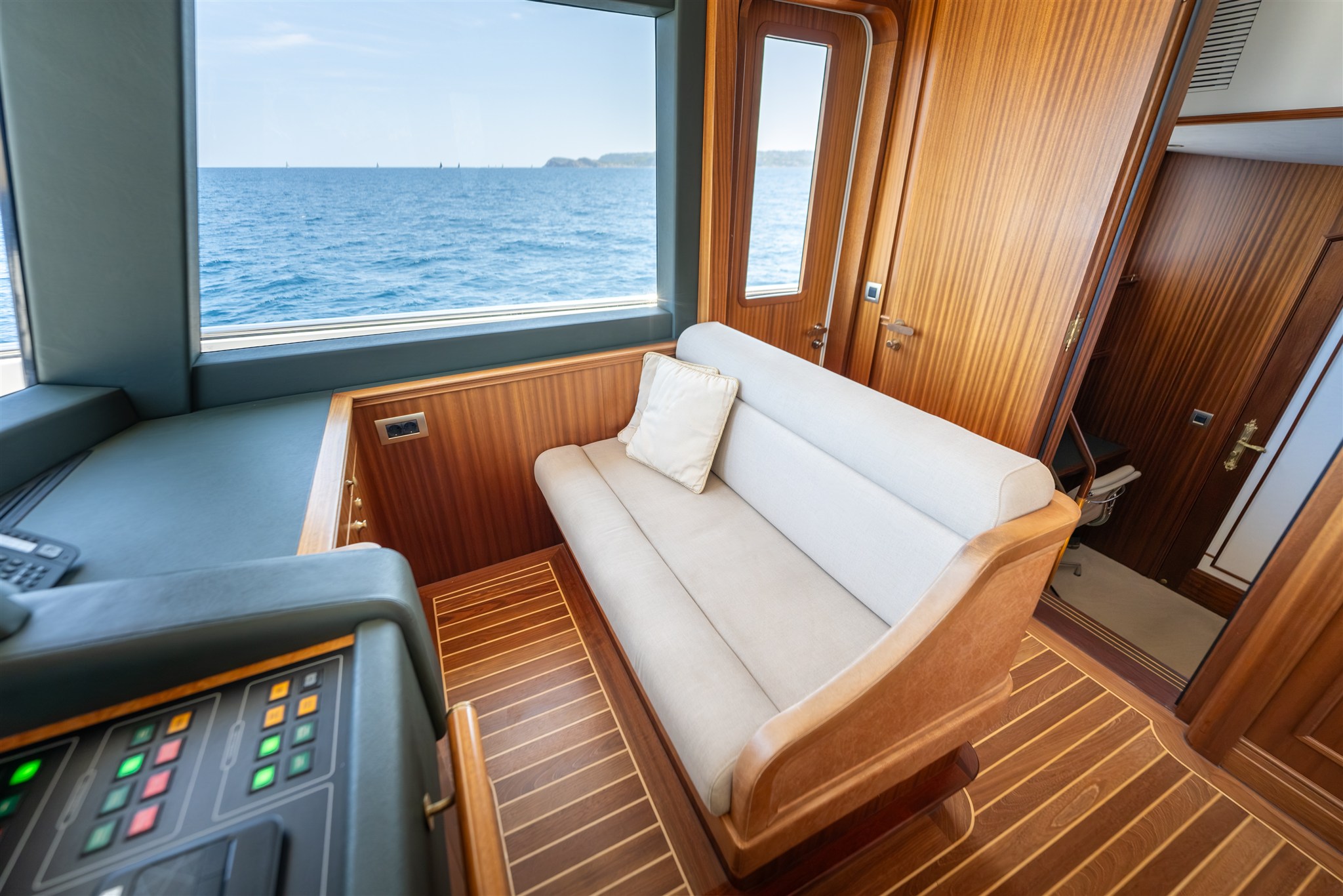 foto: 69 Van Der Valk Shipyard Custom Explorer