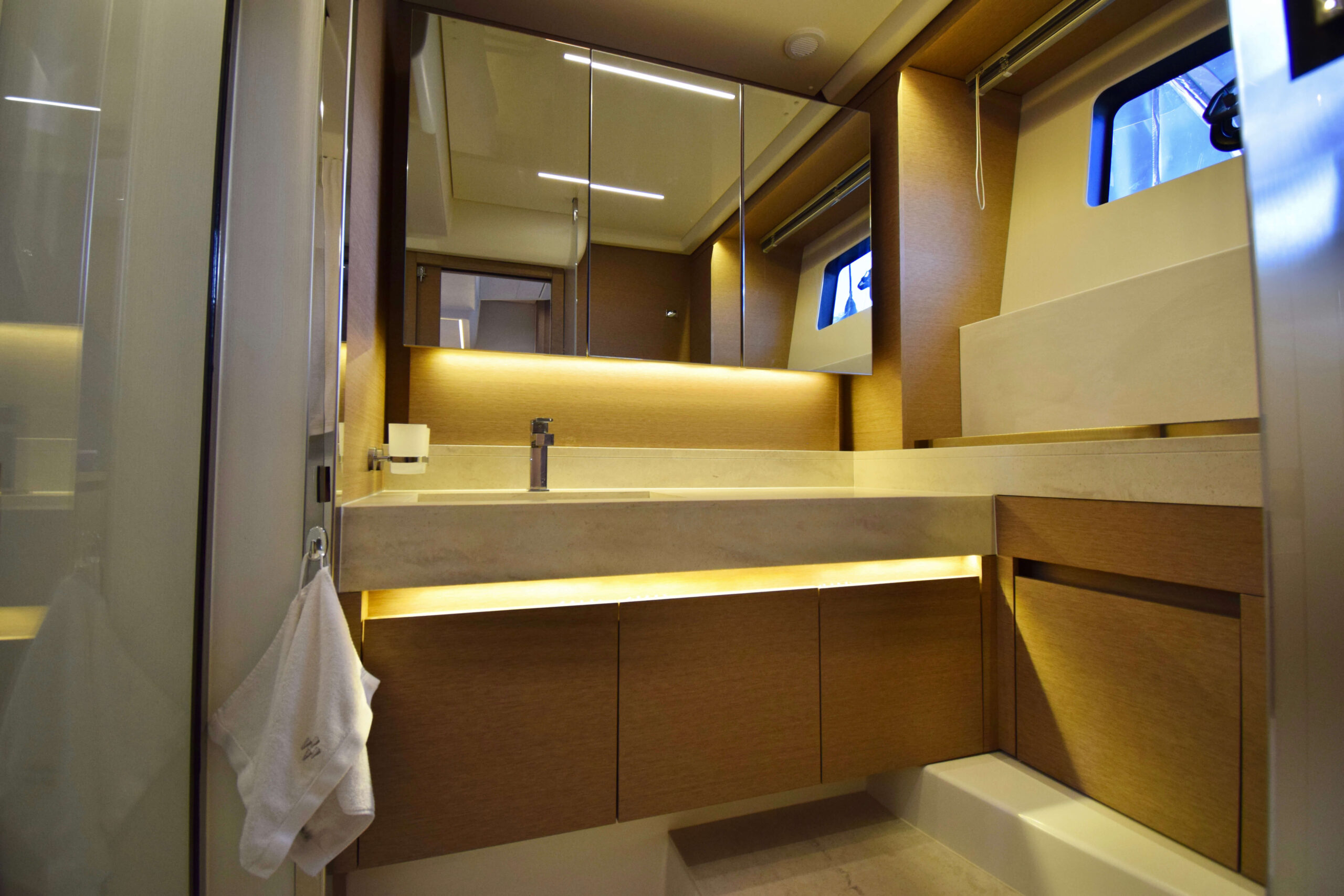 foto: 29 Prestige 590 Flybridge #19
