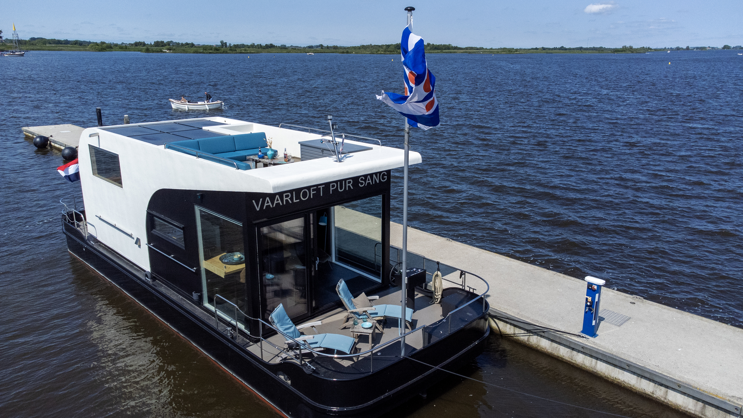 foto: 36 HOMESHIP VaarLoft Volledig Elektrische Houseboat