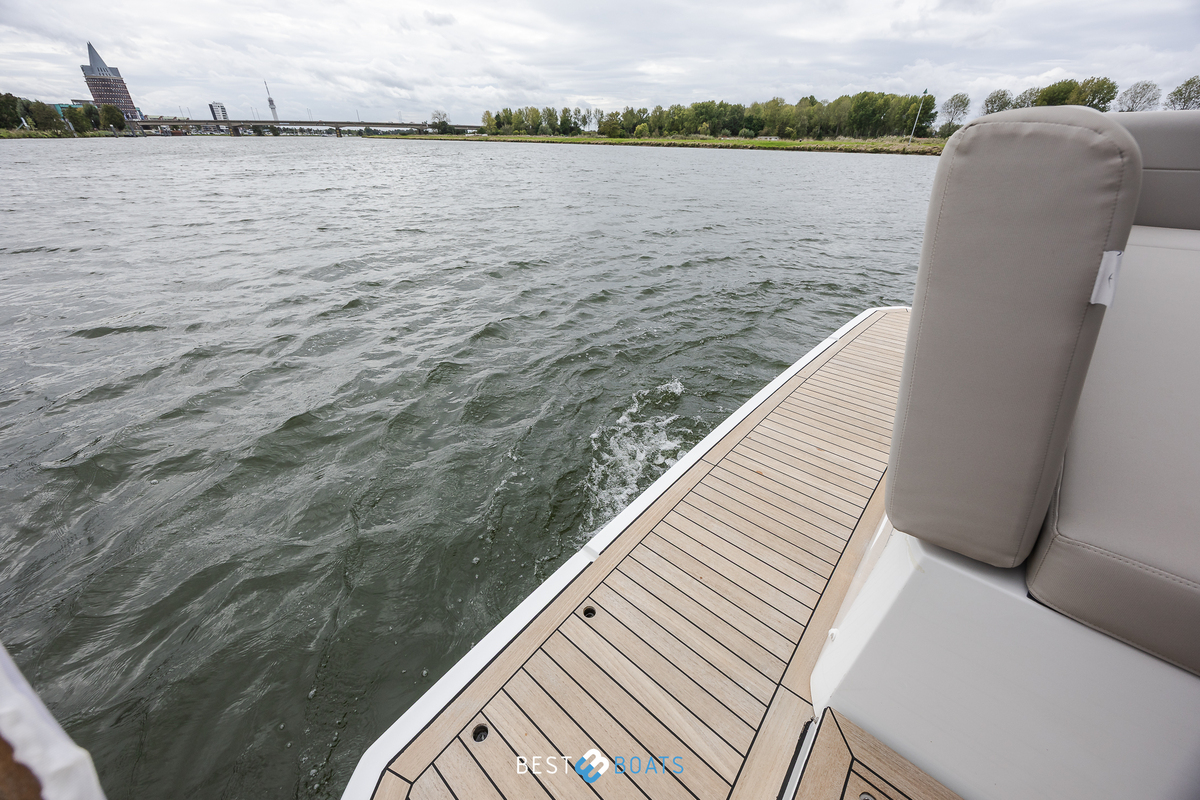 foto: 30 Sealine C330