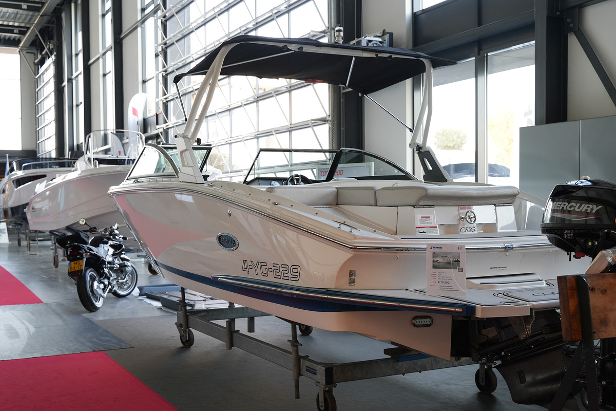 foto: 34 Cobalt CS23