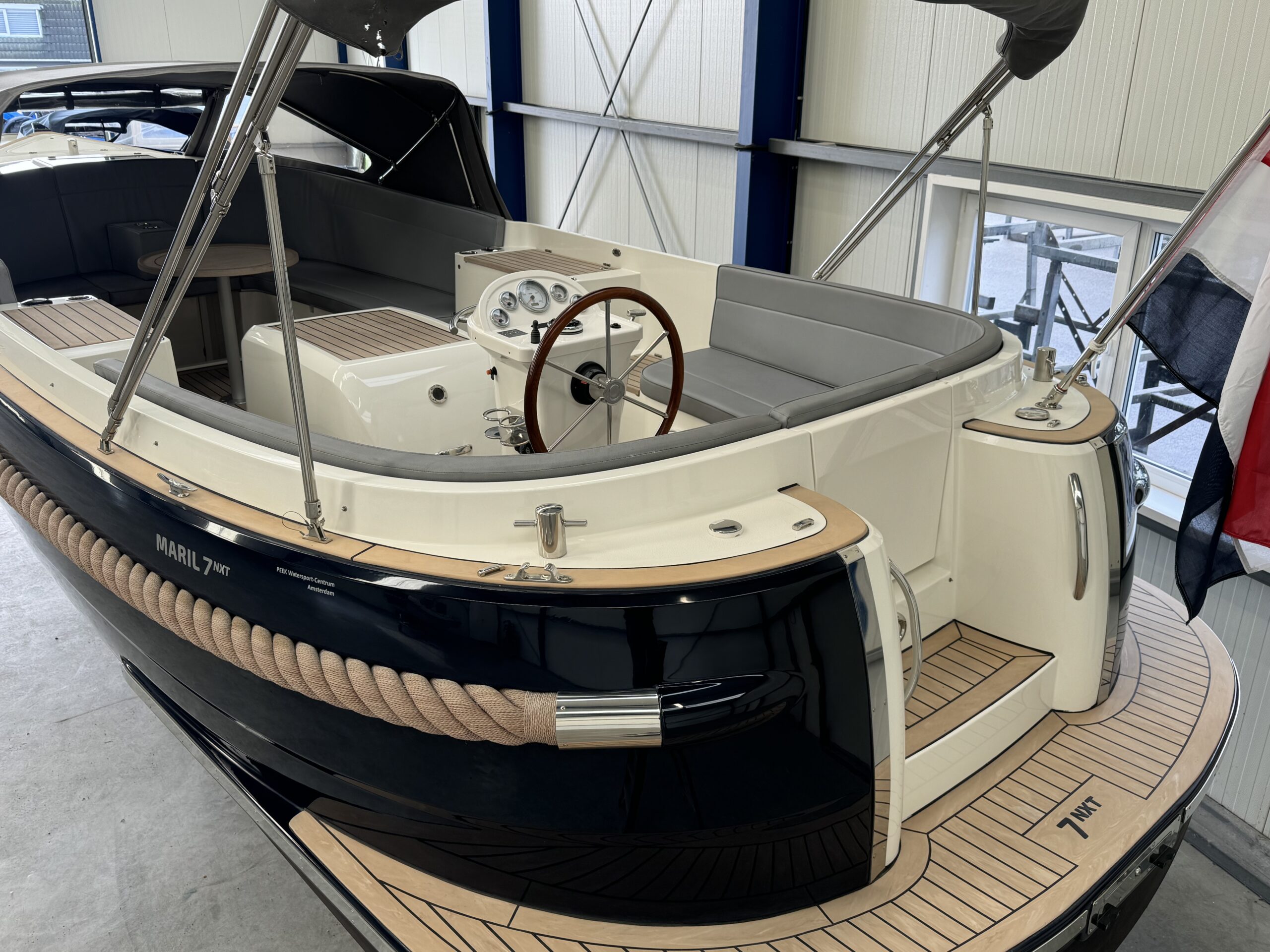 foto: 63 Motorboat 800