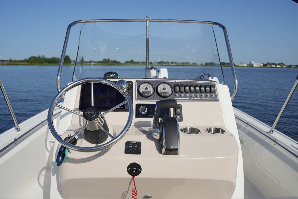 foto: 38 Boston Whaler 210 Montauk