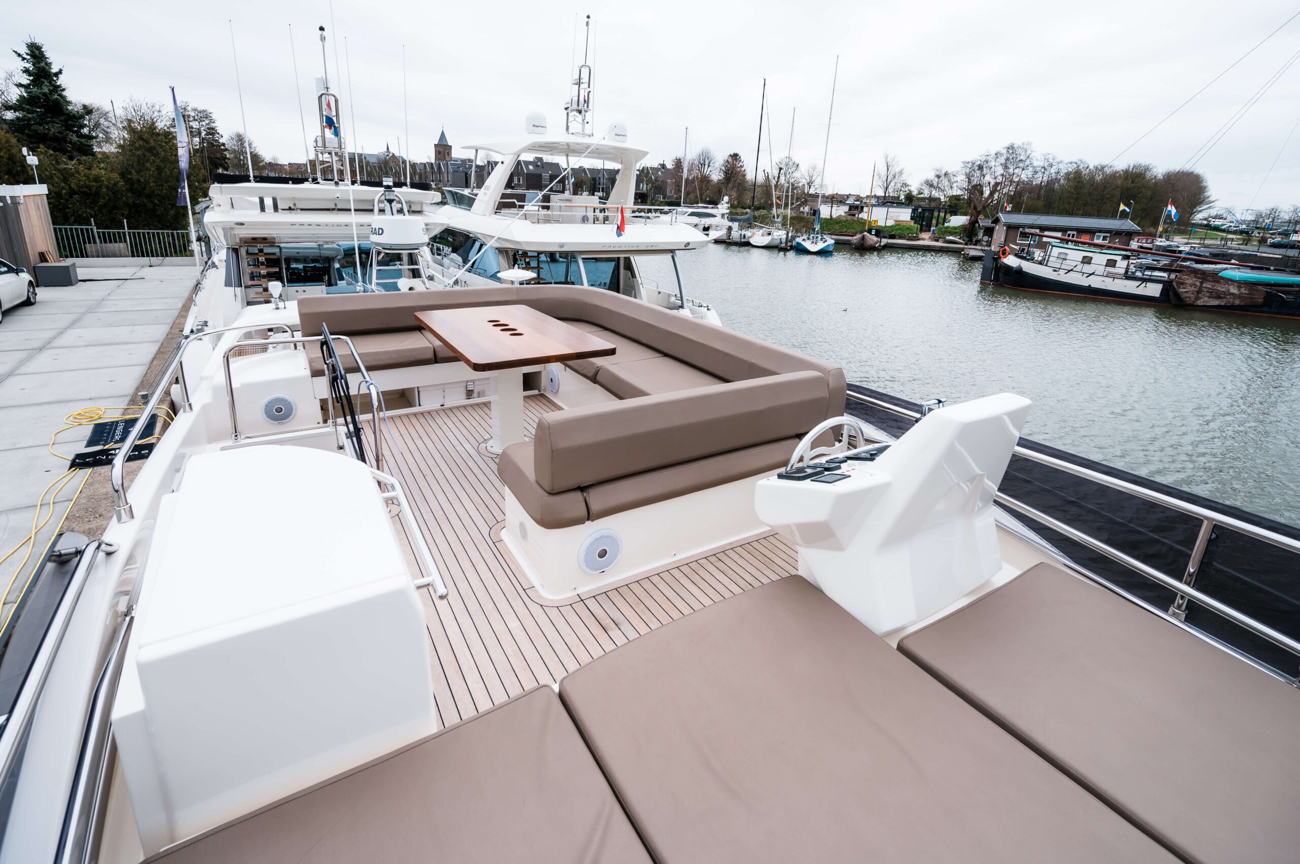 foto: 55 Ferretti Yachts 550