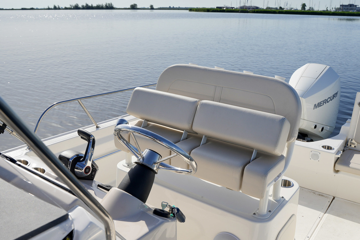 foto: 39 Boston Whaler 210 Montauk