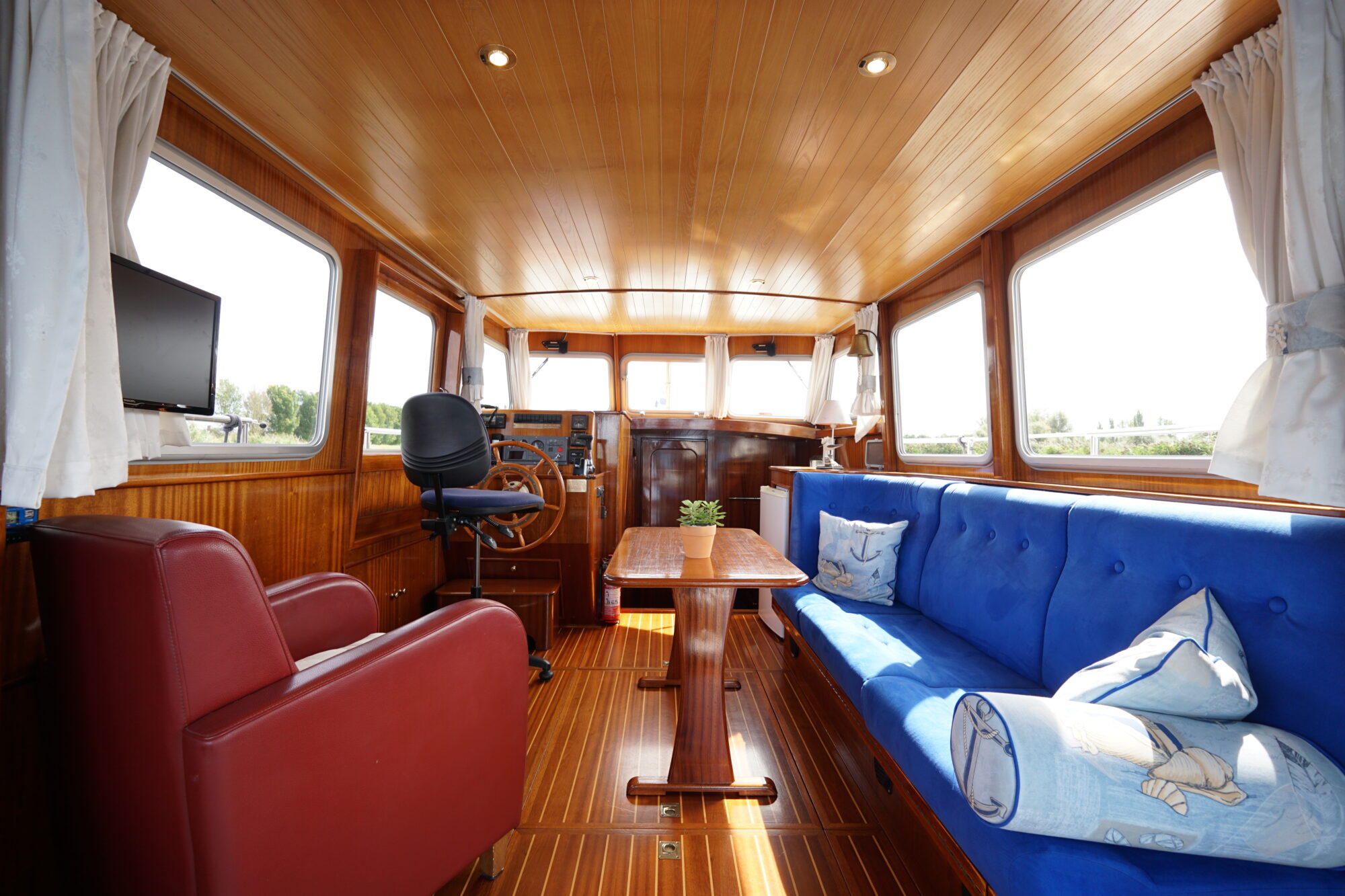 foto: 34 Crown yachts Crown Kruiser 10.90 ZLK Spiegeldeur