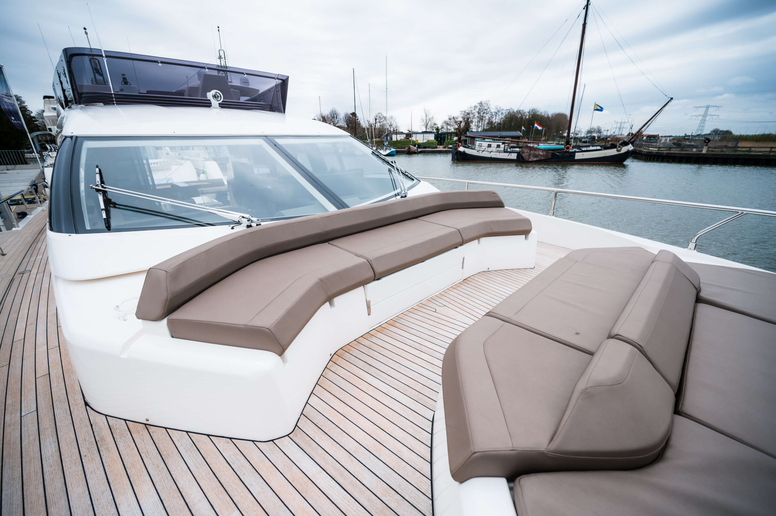 foto: 78 Ferretti Yachts 550