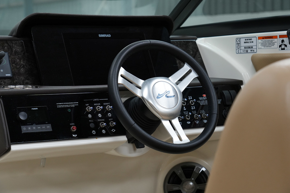 foto: 32 Sea Ray SDX 270