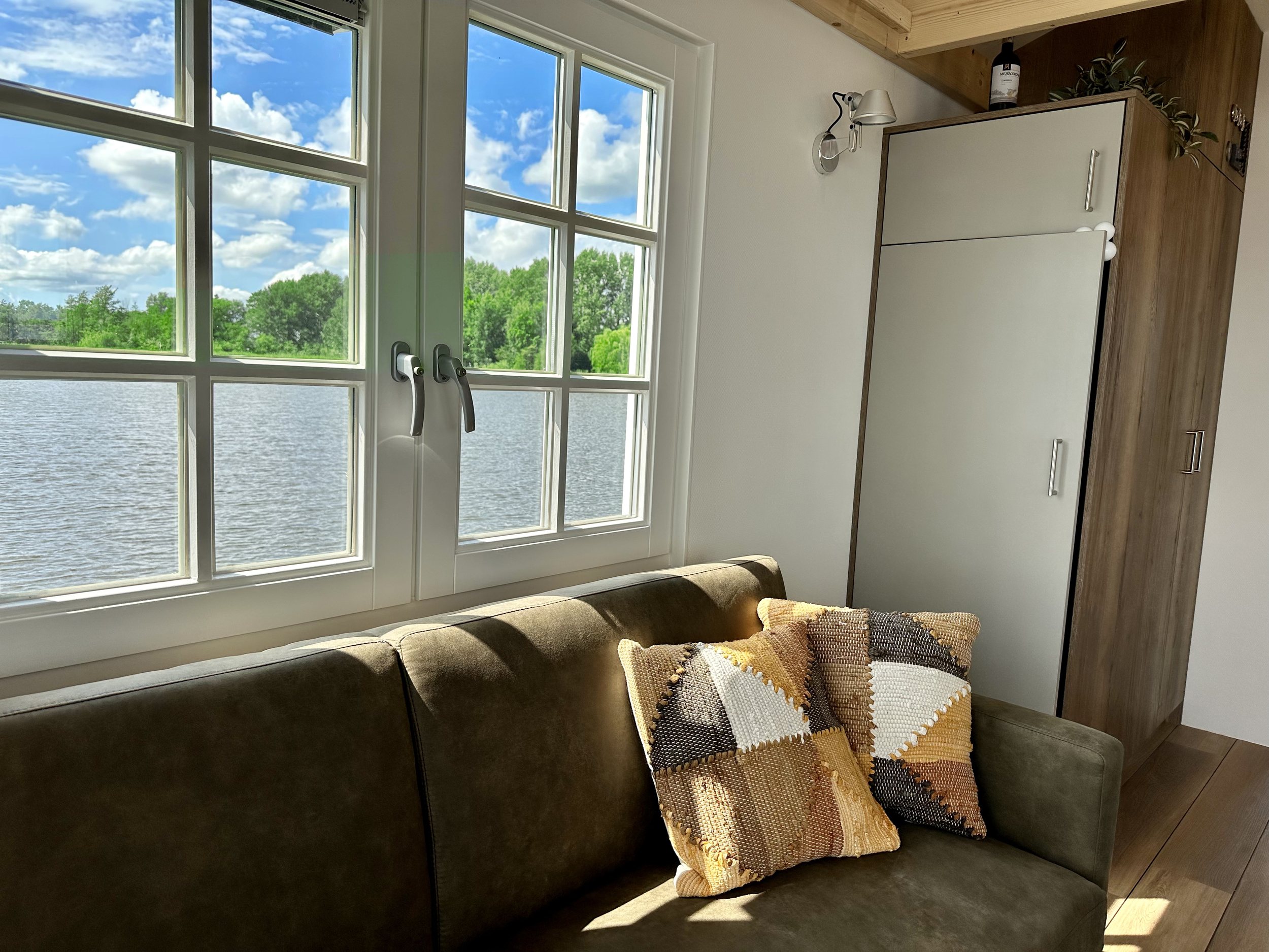 foto: 64 HOMESHIP VaarChalet 1250D Luxe Houseboat