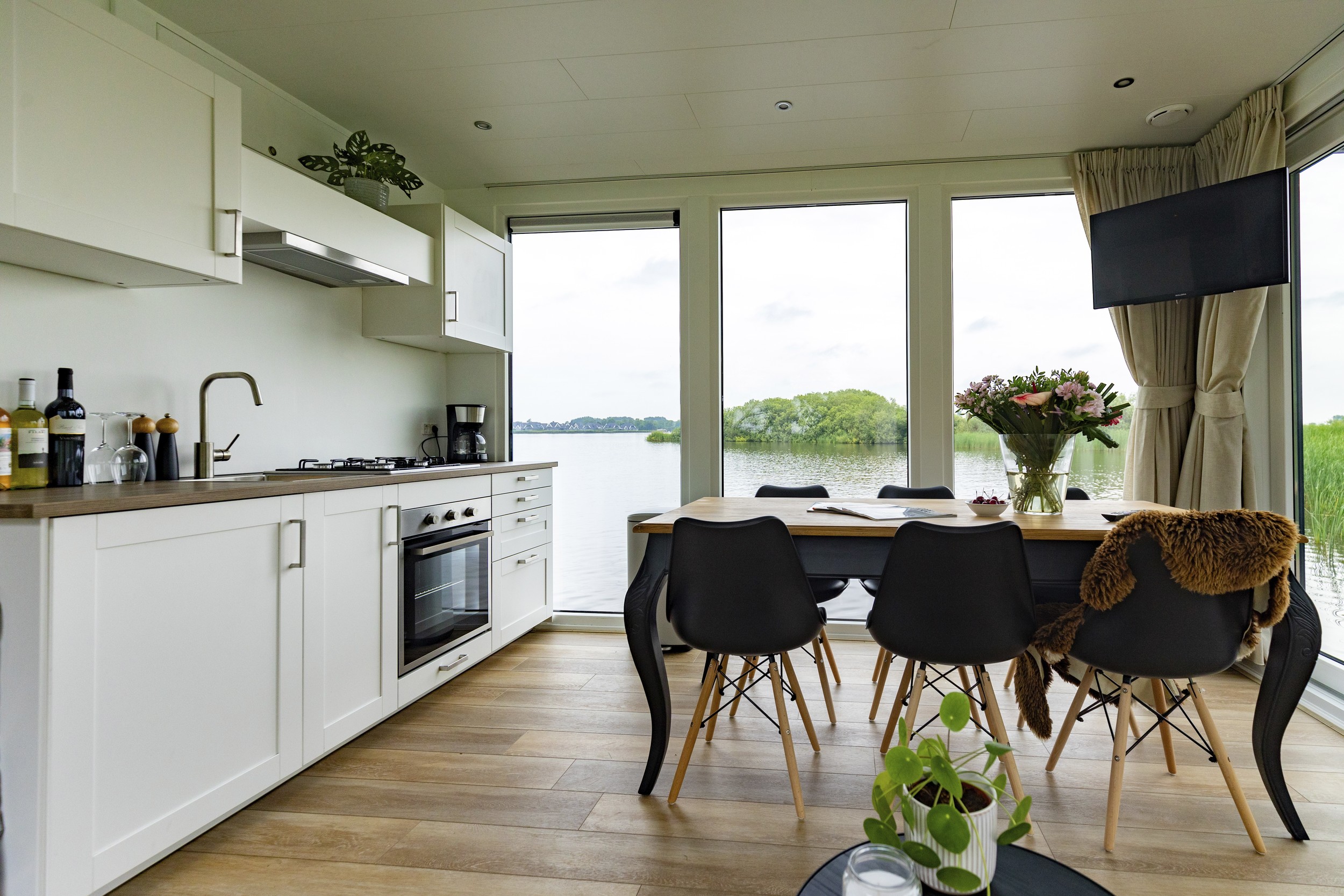 foto: 31 Houseboat Friesland 12.75 X 4.50 (inboard Engine)