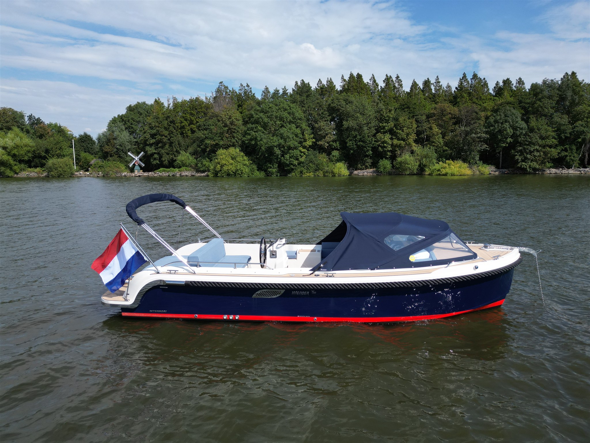 foto: 27 Interboat Intender 750 Cabin