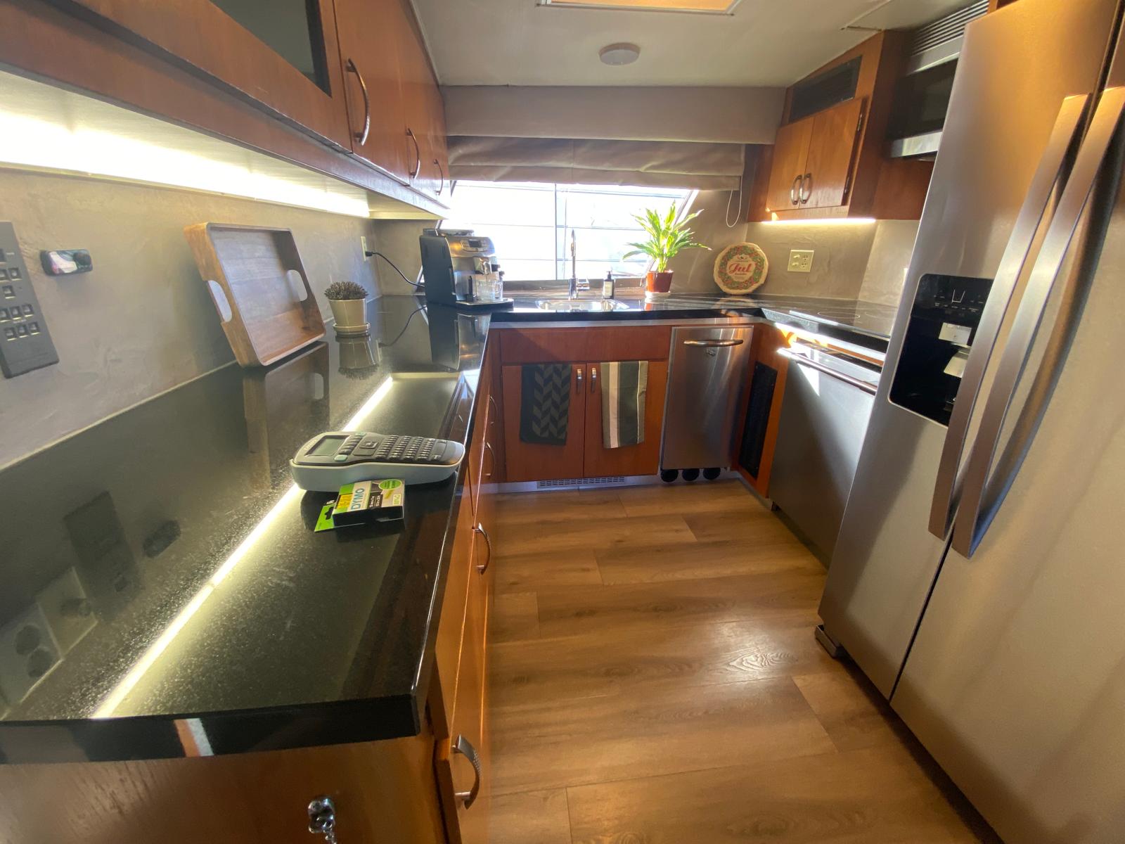 foto: 29 Hatteras 70 Fly ( Varend Woonschip )