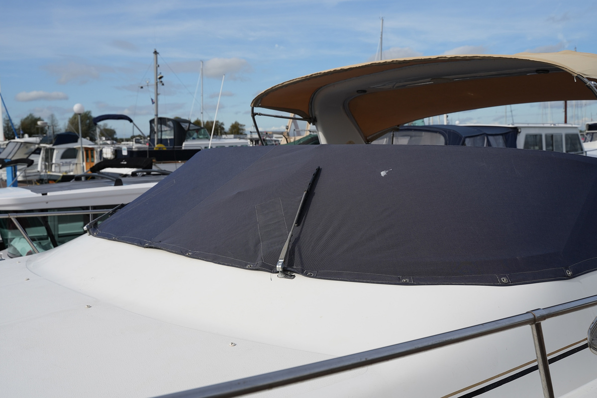 foto: 31 Sea Ray 330 Express Cruiser