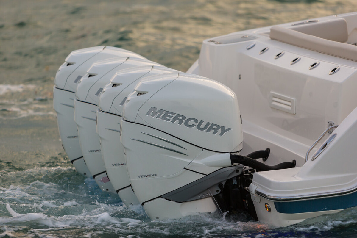 foto: 15 Boston Whaler 420 Outrage