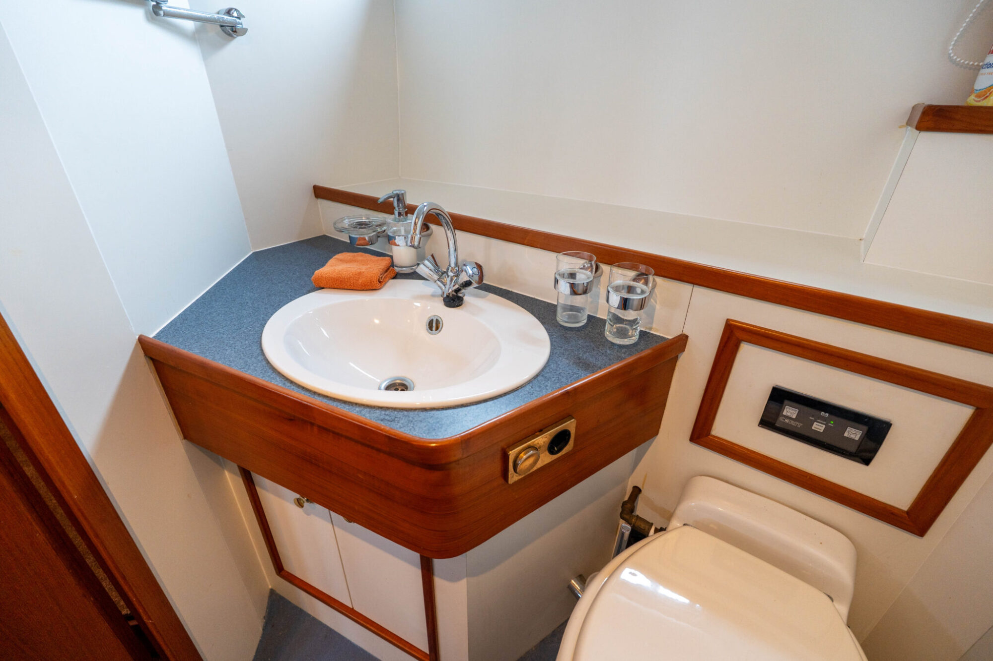 foto: 54 Pieter Beeldsnijder Pieter Beeldsnijder Spiegelkotter 15.00 VS