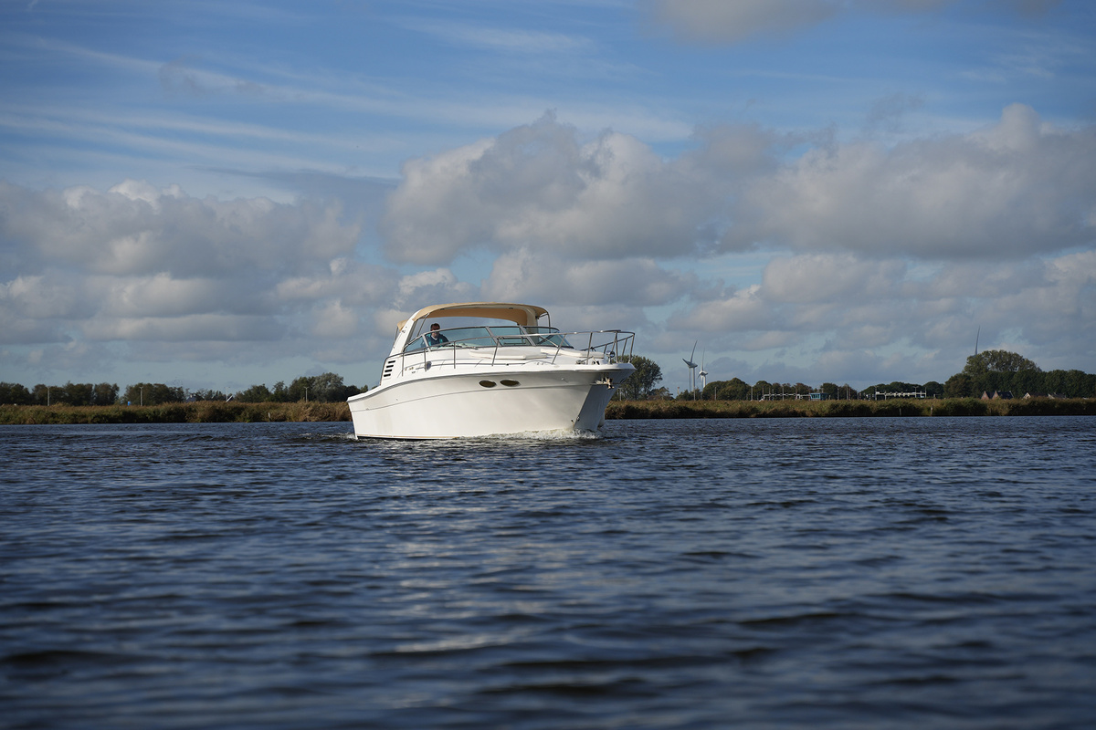 foto: 49 Sea Ray 330 Express Cruiser