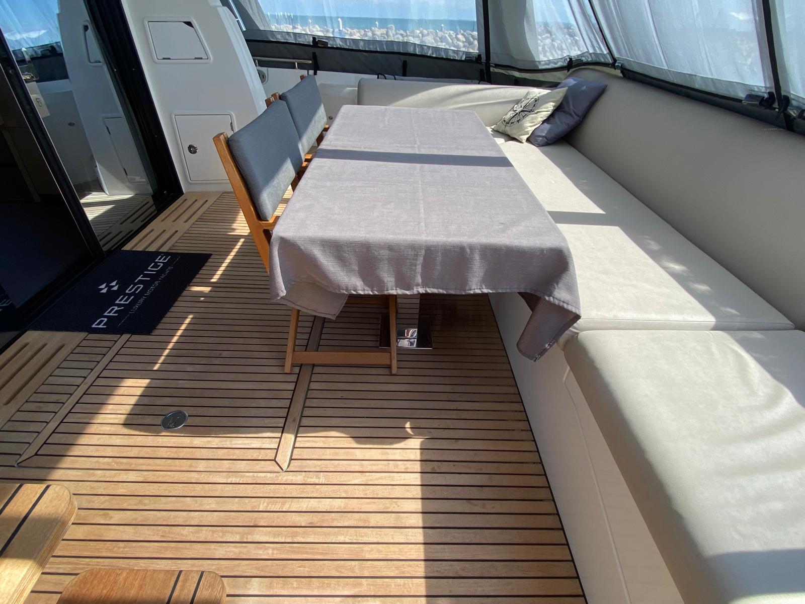 foto: 27 Prestige 590 Flybridge