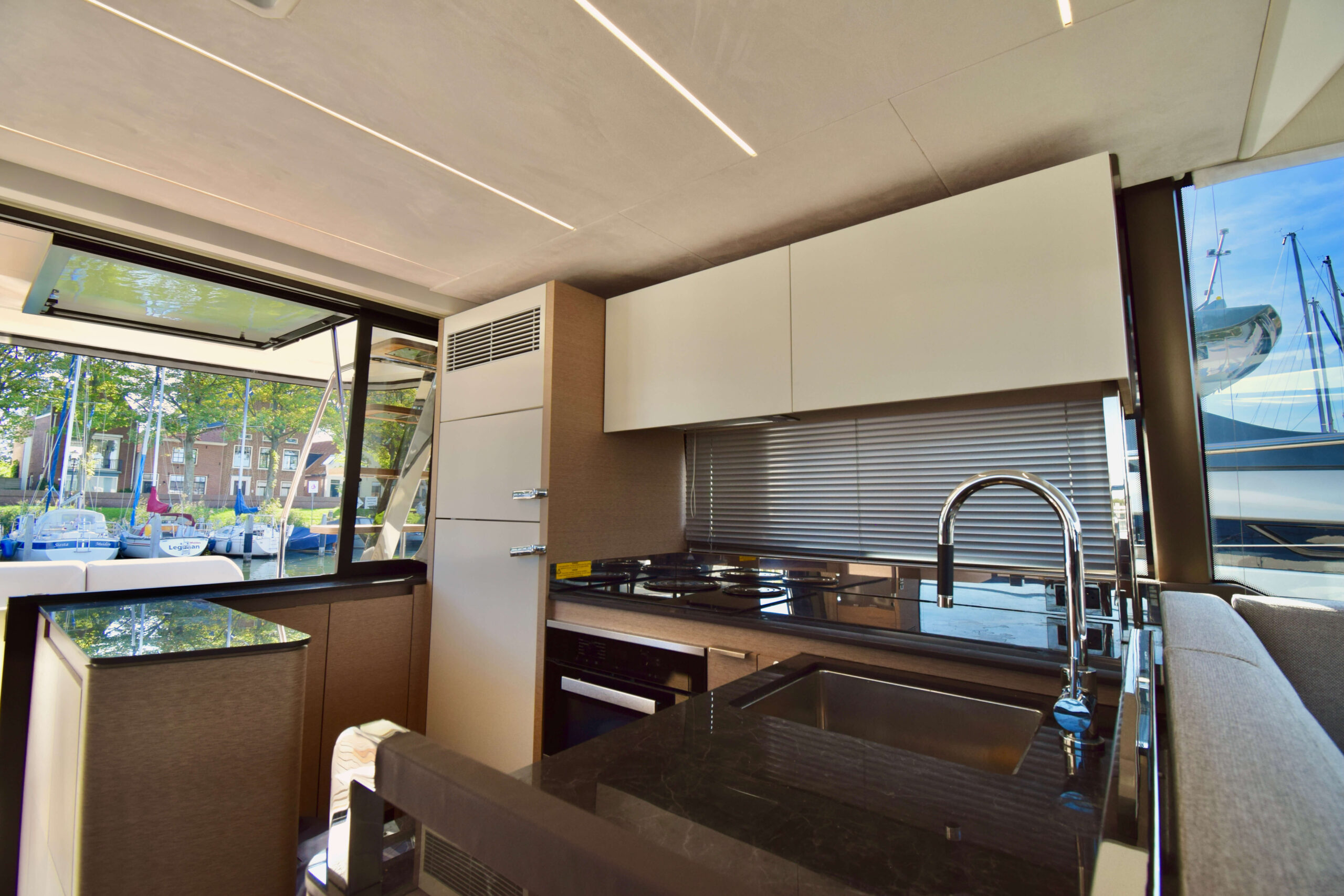 foto: 31 Prestige 590 Flybridge #19
