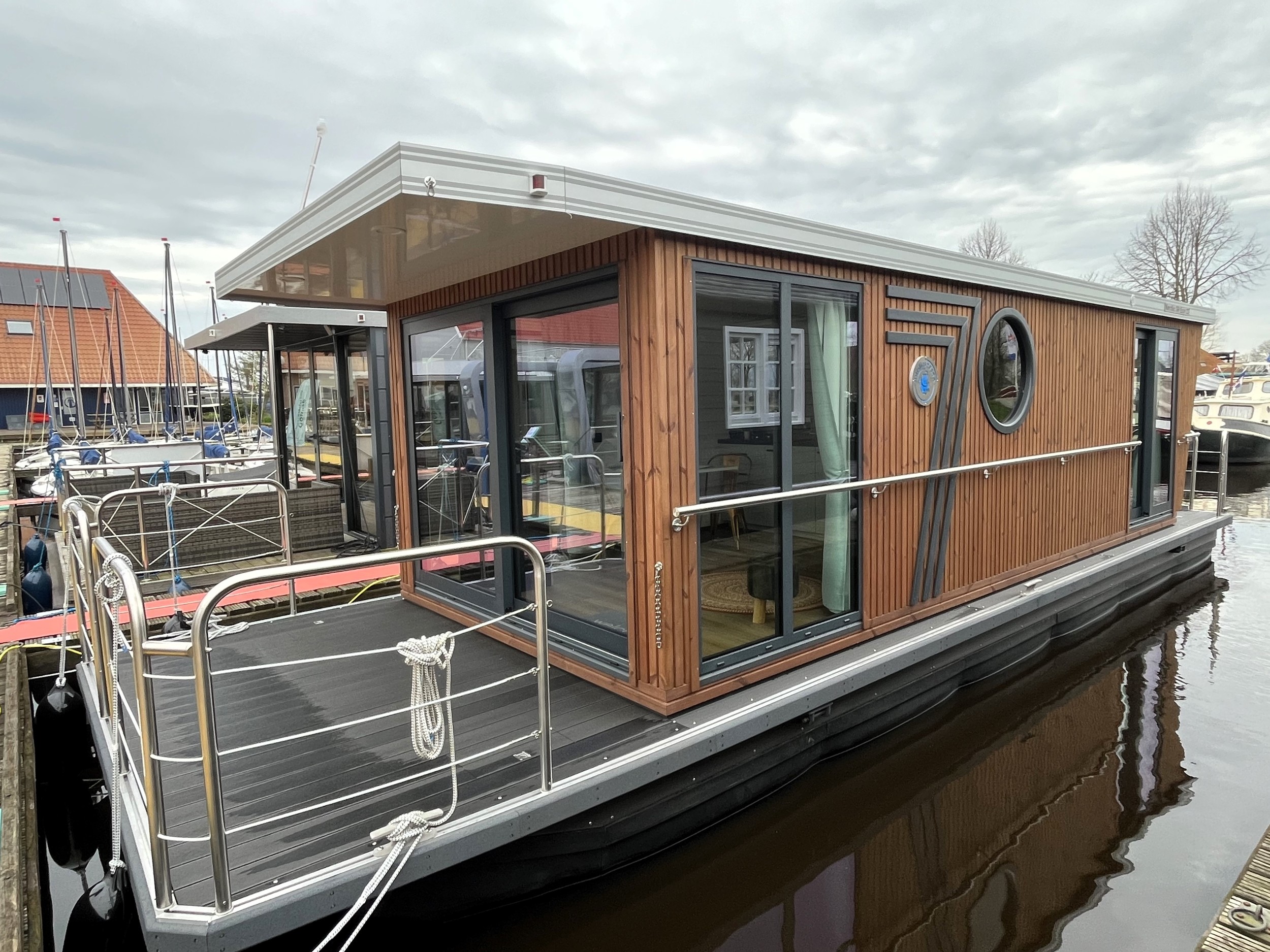 hoofdfoto: 1 COMPLEET Nieuwe Nordic Season NS 36 Eco 23 Houseboat Met Ligplaats