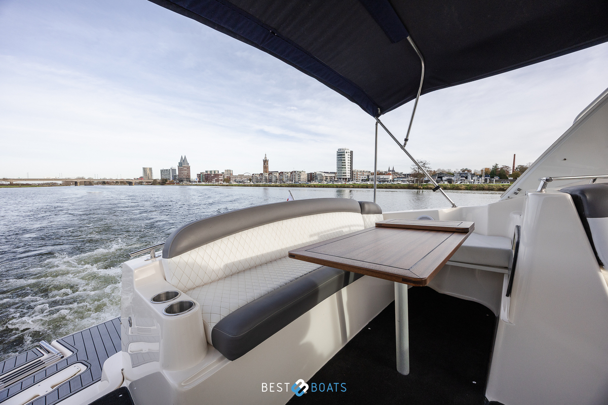 foto: 31 Rinker 342 Fiesta Vee