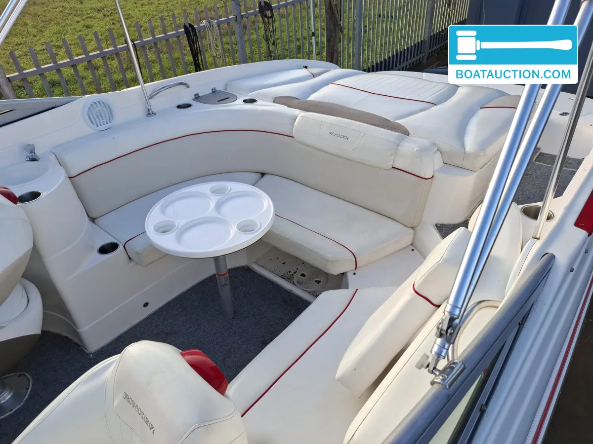 foto: 14 Rinker 246 Captiva Cuddy