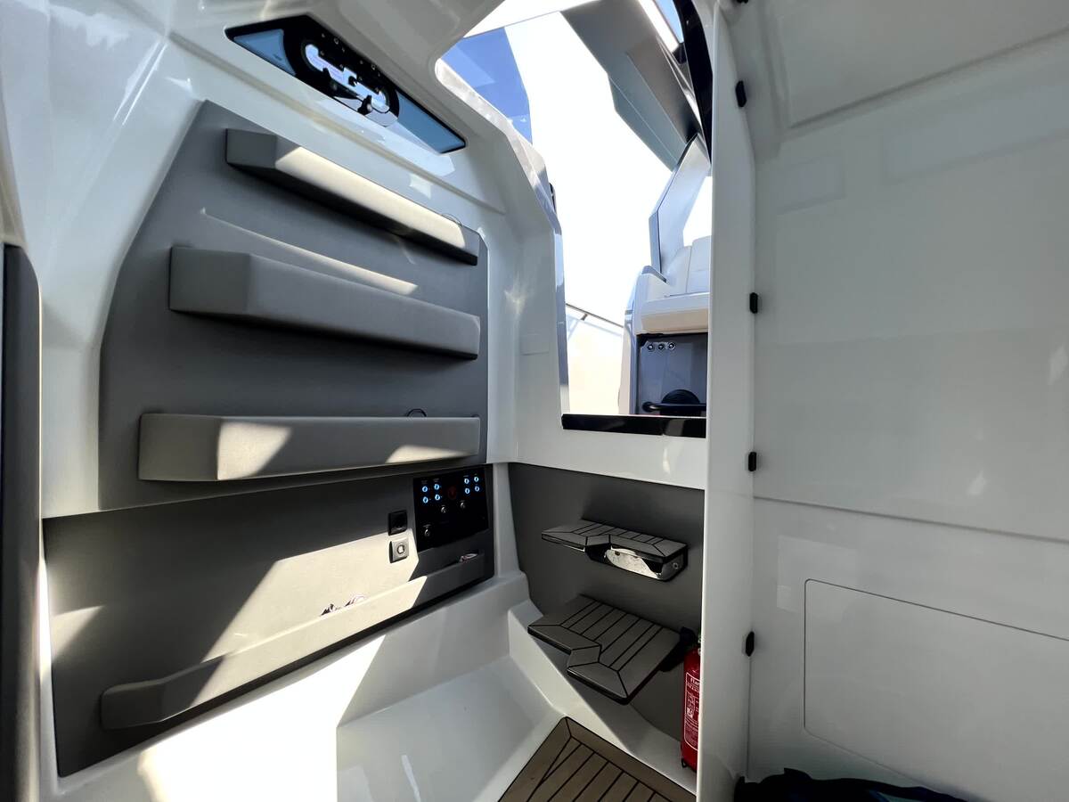 foto: 13 Vanquish  40 Sports Line