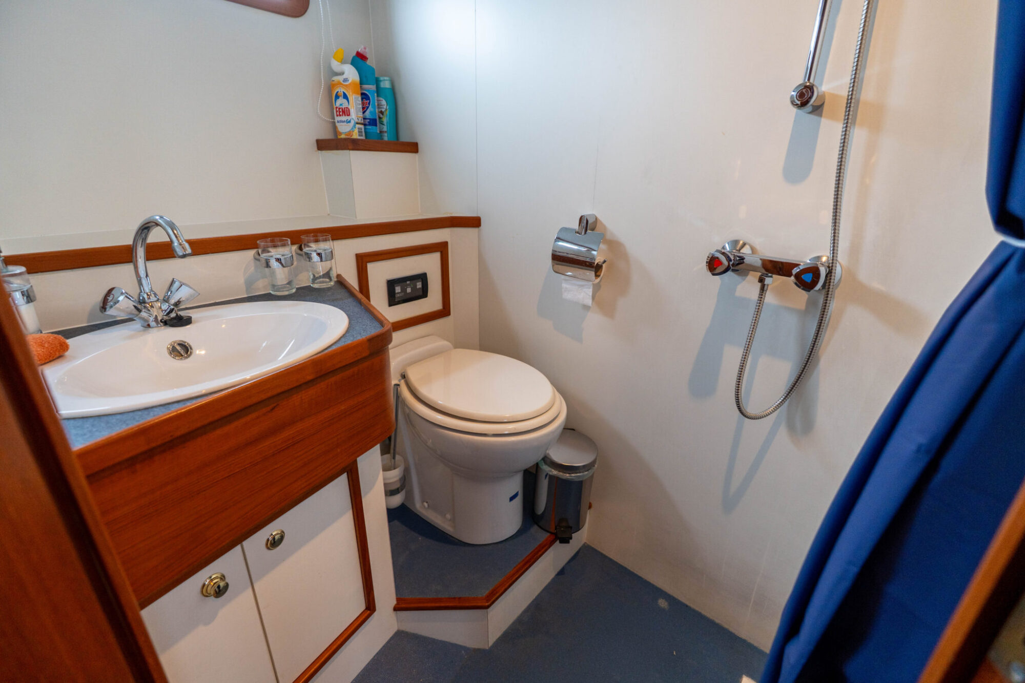 foto: 57 Pieter Beeldsnijder Pieter Beeldsnijder Spiegelkotter 15.00 VS