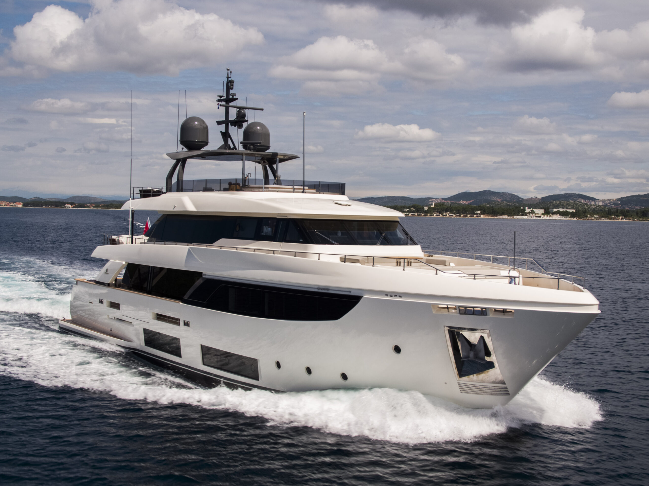 foto: 83 Custom Line Navetta 33