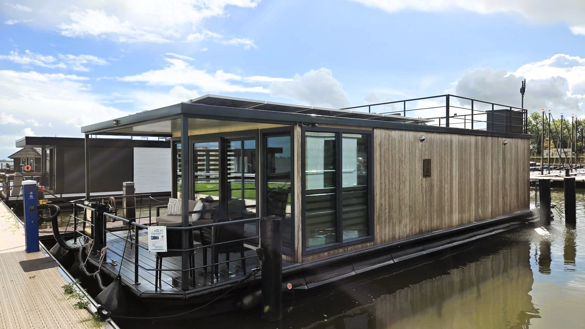 foto: 5 Koopligplaats Sneekermeer Met Apart Te Koop Houseboat 1460 X 500