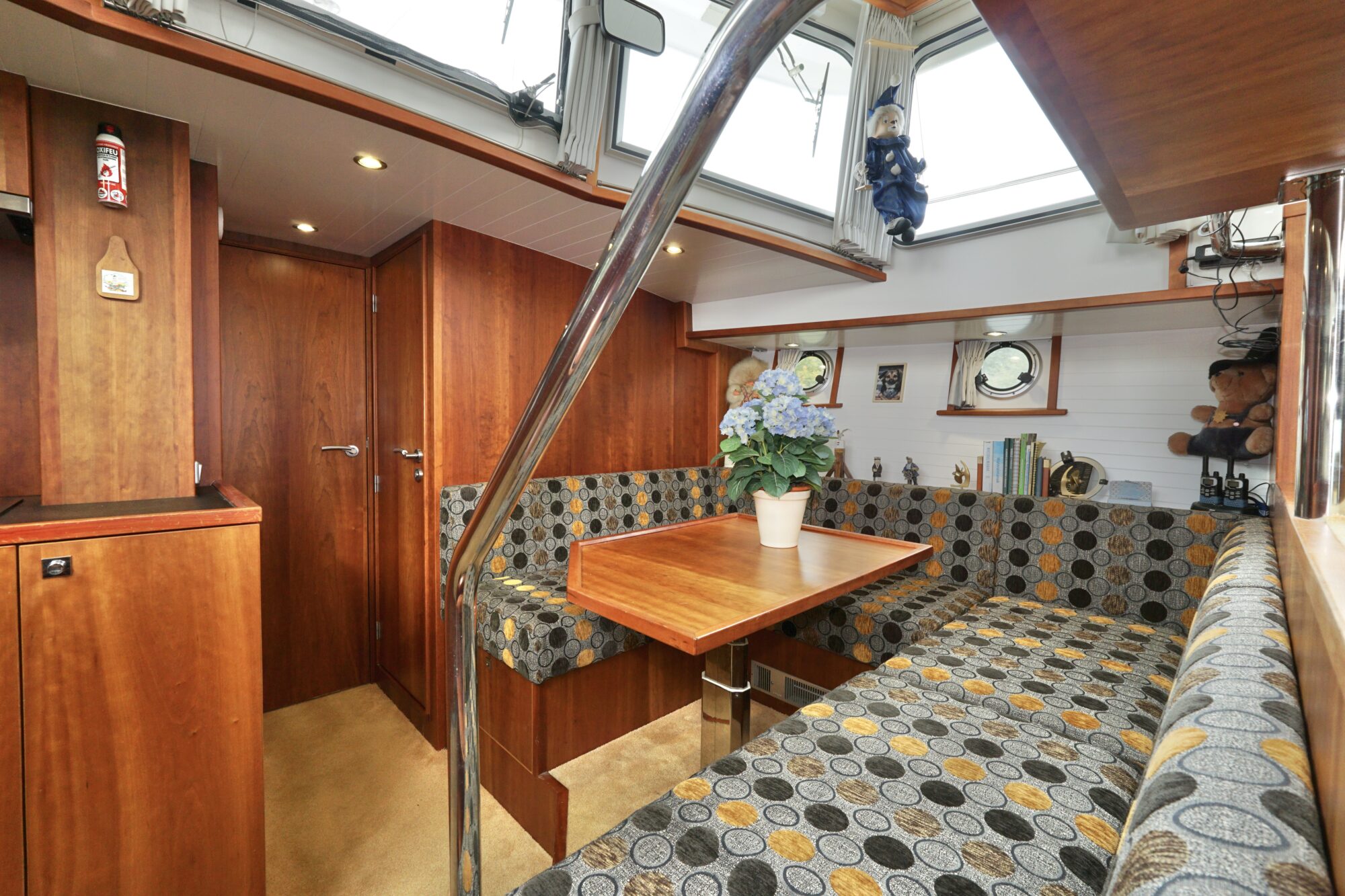 foto: 115 Serious Yachts Serious Yachts Gently Low Bridge 45 Sedan