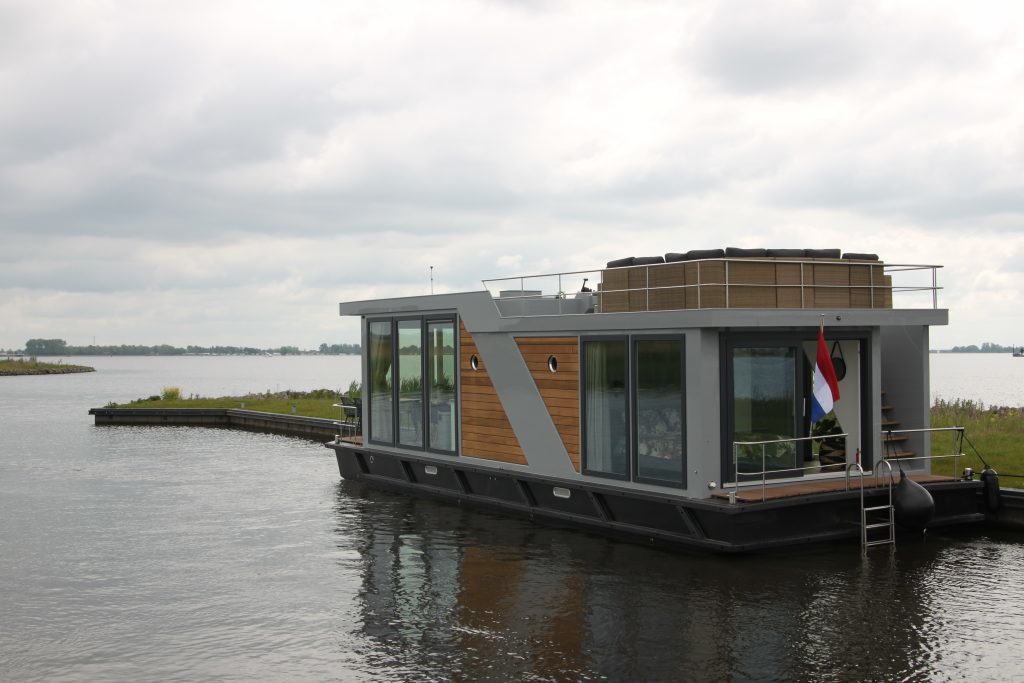 foto: 32 Houseboat Friesland 12.75 X 4.50 (inboard Engine)
