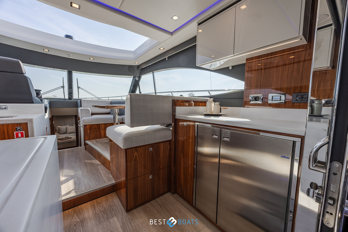 foto: 53 Riviera 4600 SPORT YACHT-PLATINUM EDITION