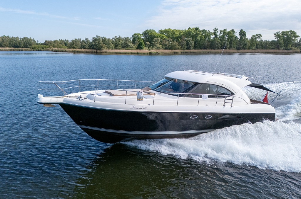 foto: 24 Rivièra 4700 Sport Yacht