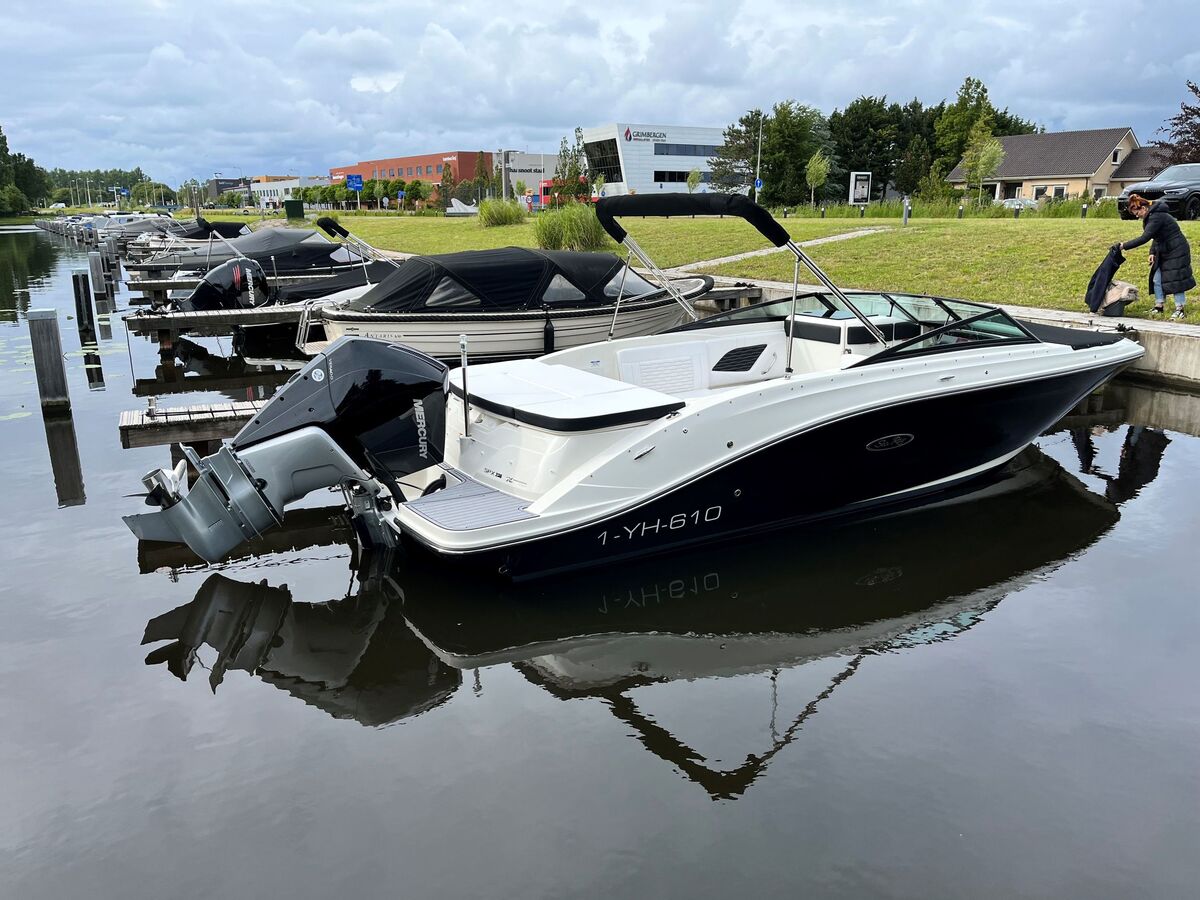 foto: 70 Sea Ray SPX 230 Outboard