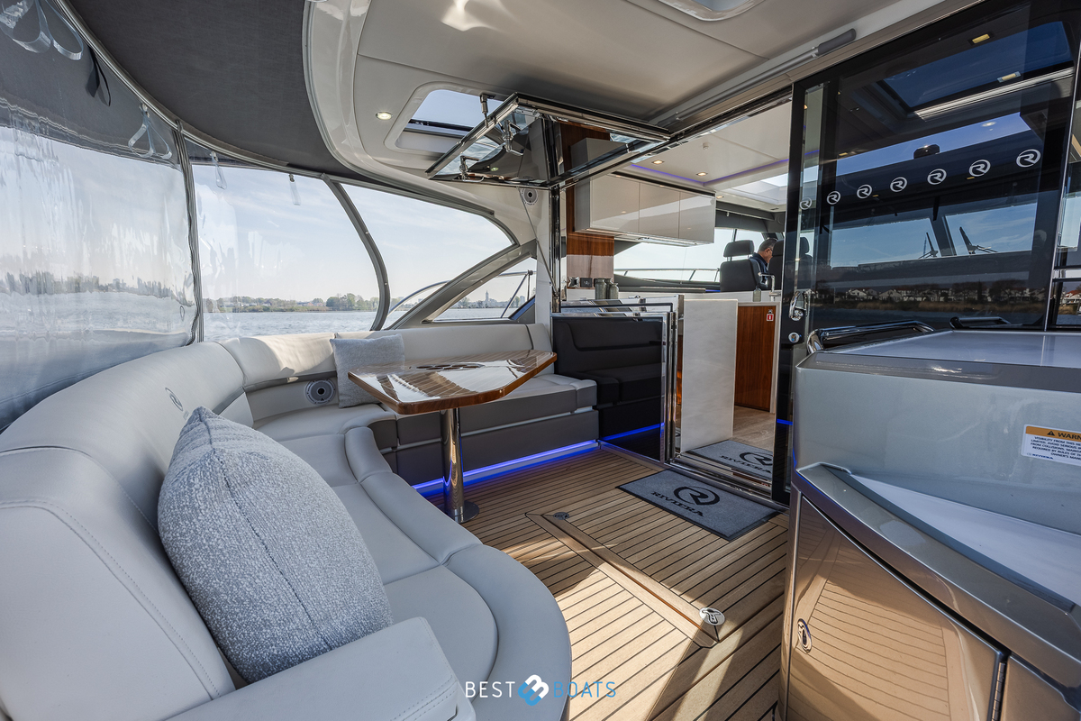 foto: 54 Riviera 4600 SPORT YACHT-PLATINUM EDITION