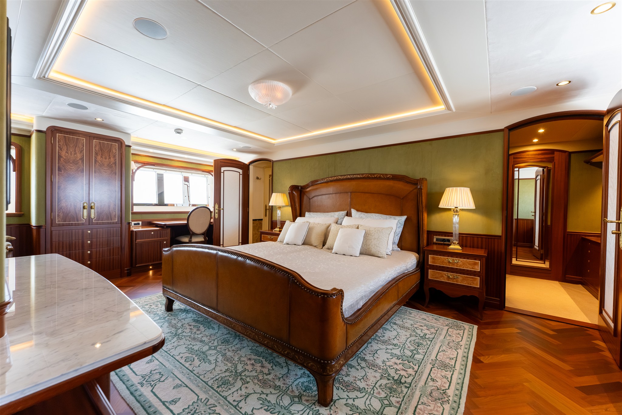 foto: 71 Van Der Valk Shipyard Custom Explorer