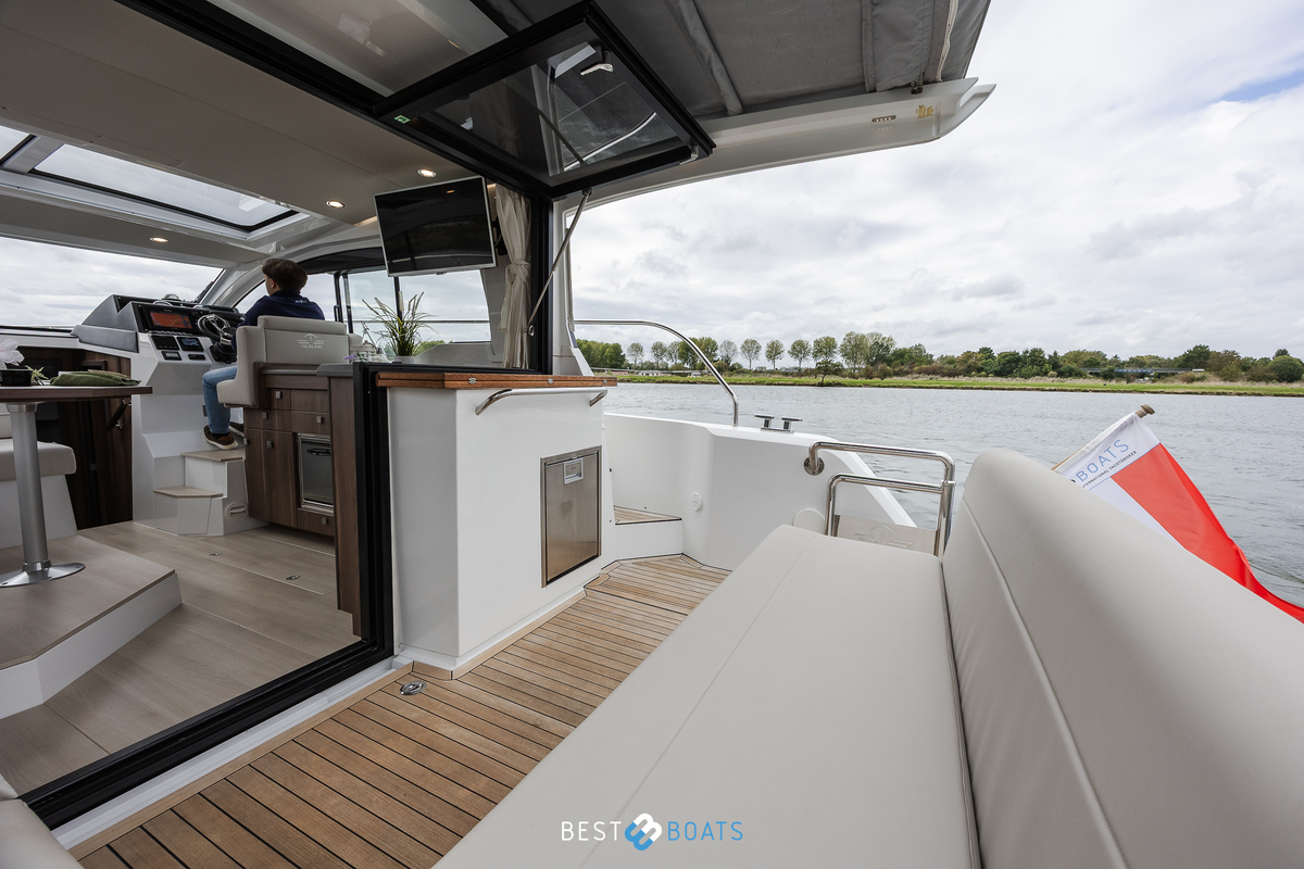 foto: 32 Sealine C330