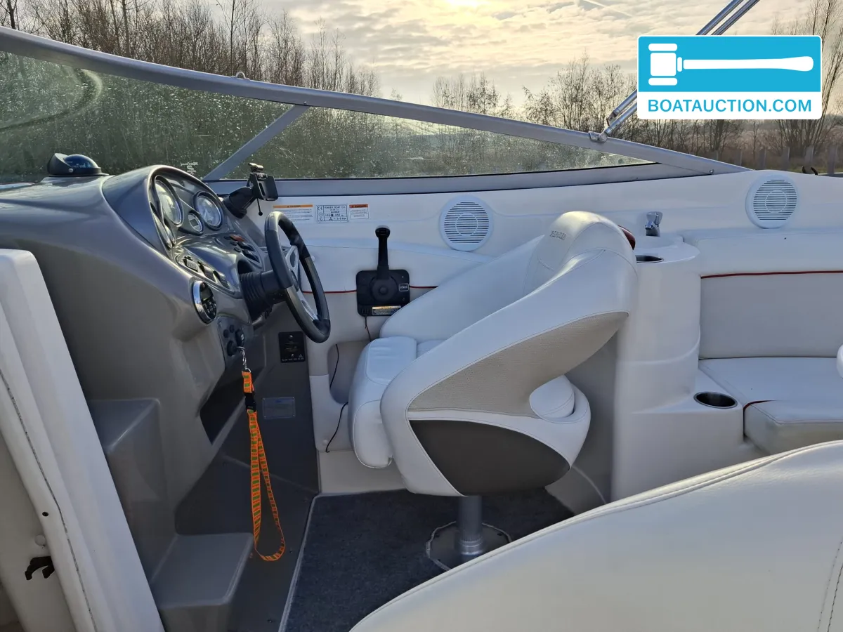 foto: 15 Rinker 246 Captiva Cuddy