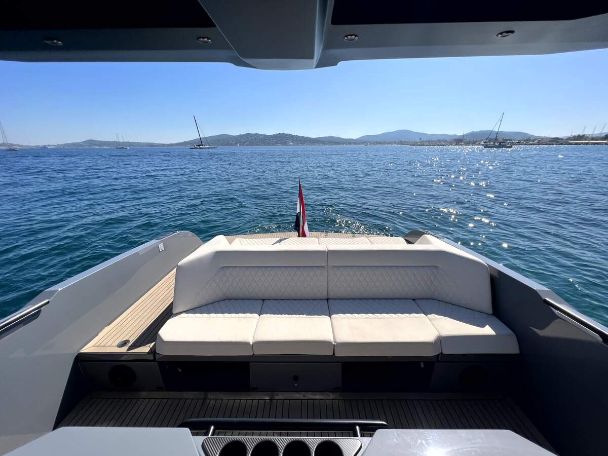 foto: 14 Vanquish  40 Sports Line