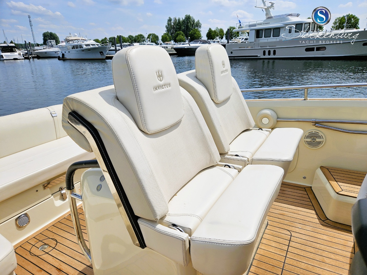 foto: 21 Invictus 280 GT