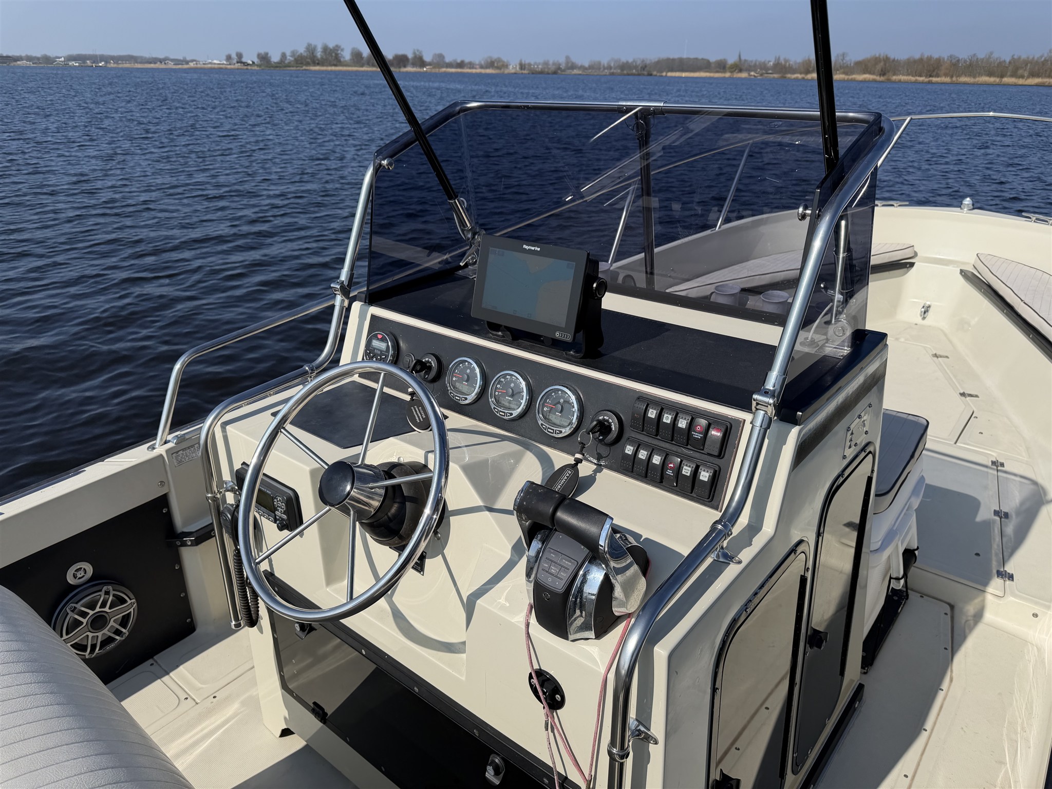 foto: 31 Boston Whaler OUTRAGE 25