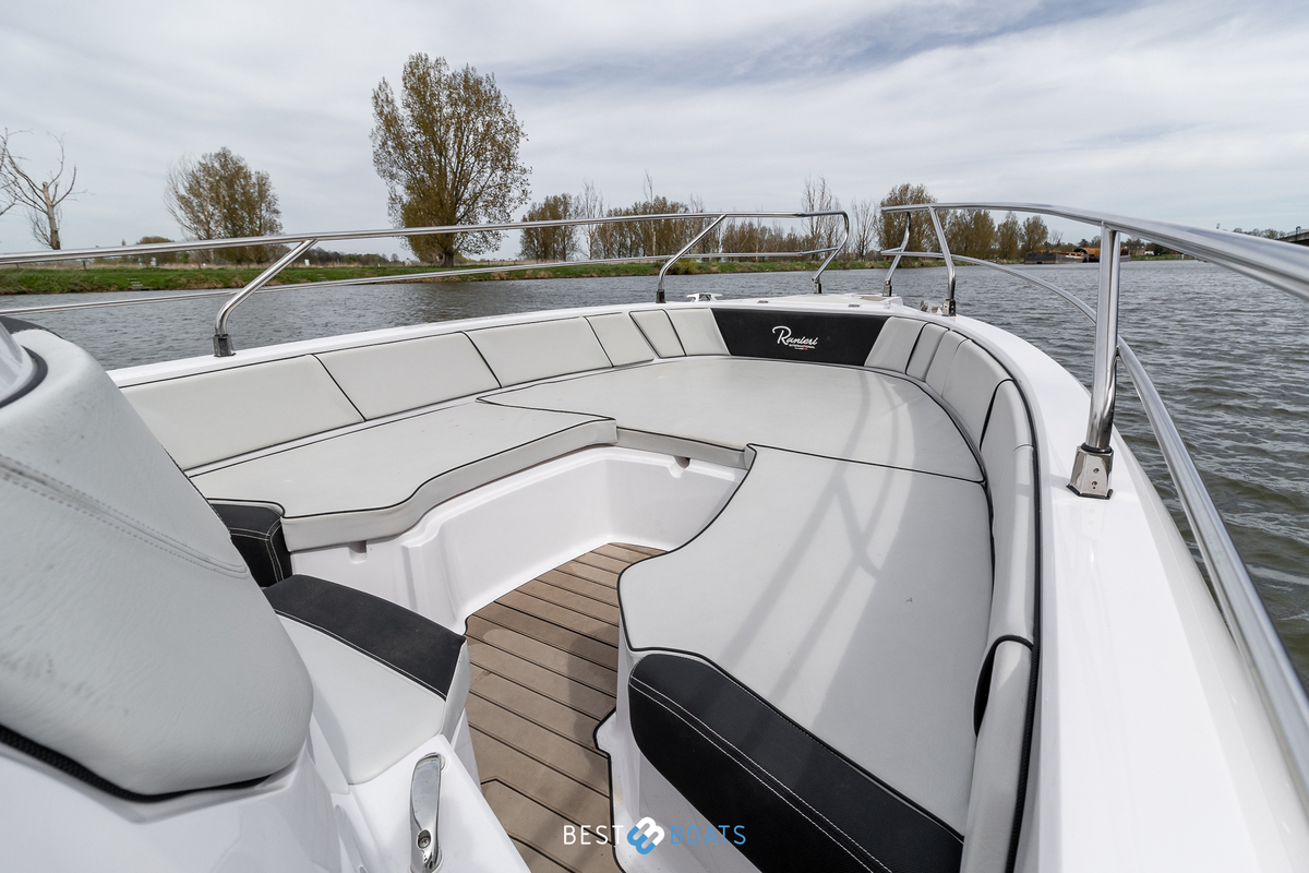 foto: 16 Ranieri Voyager 26S