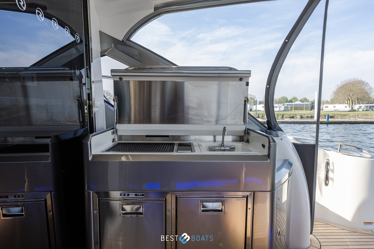 foto: 55 Riviera 4600 SPORT YACHT-PLATINUM EDITION